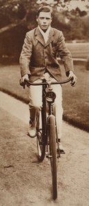 Král Edward VIII na kole v roce 1911 od English Photographer