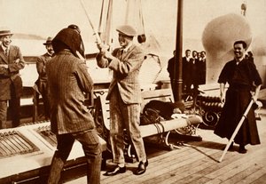 Král Edward VIII. Testování japonské šermířské přilby, 1922 od English Photographer