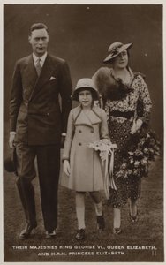 Král Jiří VI., královna Mary a jejich nejstarší dcera, princezna Alžběta (černobílá fotografie) od English Photographer