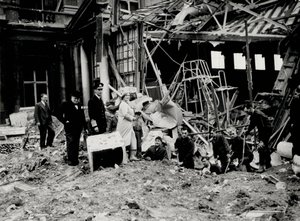 Král Jiří VI. a královna Alžběta spolu s Winstonem Churchillem zkoumají škody způsobené bombou, pravděpodobně do Buckinghamského paláce (černobílá fotografie) od English Photographer