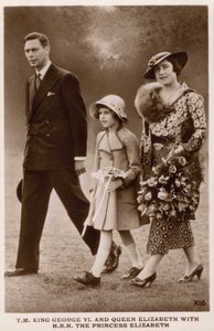 Král Jiří VI a královna Alžběta se svou dcerou princeznou Alžbětou (později královnou Alžbětou II.) (černobílá fotografie) od English Photographer