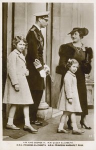 Král Jiří VI. a královna Alžběta se svými dcerami, princeznami Alžbětou a Margaret (černobílá fotografie) od English Photographer