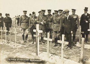 Král Jiří V. na hřbitově, Passchendaele od English Photographer