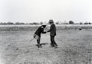 Král Jiří V. zdraví nepálského mahárádžu od English Photographer