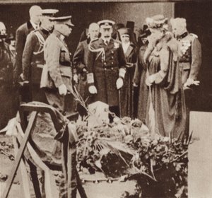 Král Jiří V. vzdává hold u hrobu sestry Edith Cavell v Belgii (černobílá fotografie) od English Photographer