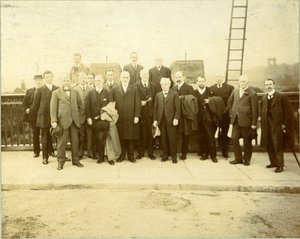 Rekonstrukce mostu Kirkstall Bridge, otevřel radní F. M. Lupton, J.P., 28. června 1912 (čb fotografie) od English Photographer