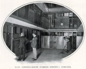 L.C.C. Ubytovna (Parker Street): Skříňky (č/b foto) od English Photographer