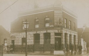 Kluci z vesnice, Mary Anne Street, Stepney, Londýn od English Photographer
