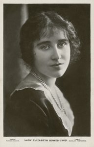 Lady Elizabeth Bowes-Lyon (černobílá fotografie) od English Photographer