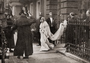 Lady Elizabeth Bowes Lyon na cestě na svatbu 26. dubna 1923 s H.R.H. Vévoda z Yorku, pozdější král Jiří VI., z Příběhu dvaceti pěti let, vydaný v roce 1935 od English Photographer