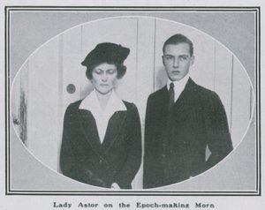 Lady Nancy Astor o epochálním ránu od English Photographer