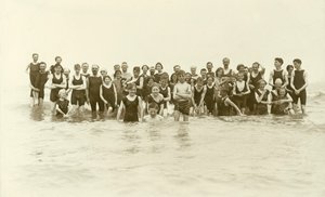 Velká skupina plavců stojících ve vodě (čb fotografie) od English Photographer