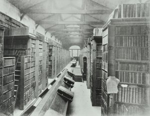 Knihovna, Sion College, Victoria Embankment, City of London, 1885 od English Photographer