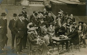 Poslouchání Sira Jamese Barrieho, jak četl Obdivuhodný Crichton na střeše Wyndhams v roce 1912 od English Photographer