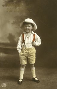 Malý chlapec v červených rovnátkách (barva litho) od English Photographer