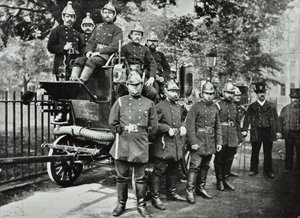 London Fire Brigade: skupina hasičů, s motorem a otočnými kohouty, 1895 od English Photographer