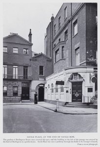 Londýn: Savile Place, na konci Savile Row (černobílá fotografie) od English Photographer