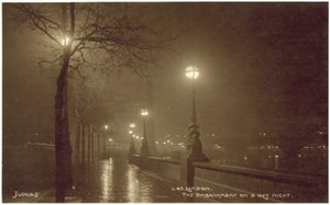 Londýn, nábřeží za deštivé noci (čb fotografie) od English Photographer