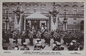 Londýn vítá své vlastní chlapce, Vítězný pochod londýnských pluků, 5. července 1919 (černobílá fotografie) od English Photographer
