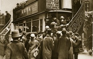 Londýňané spěchající na autobus na Ludgate Hill (sépiová fotografie) od English Photographer