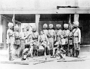 Lord Henry Rawlinson se sikhskými důstojníky a zajatými barmskými kmeny, cca 1886