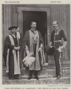 Lord Kitchener v Cambridge, Sirdar ve svém LLD Robes od English Photographer
