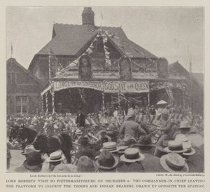 Návštěva lorda Robertse v Pietermaritzburgu dne 4. prosince, kdy vrchní velitel opouští platformu, aby zkontroloval jednotky a indiánské nosiče, postavené naproti stanici od English Photographer