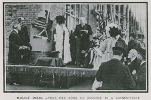 Madame Melba položila svůj hlas na záznam na základní kámen od English Photographer