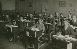 Žáci sedící za lavicemi během lekce ve škole od English Photographer