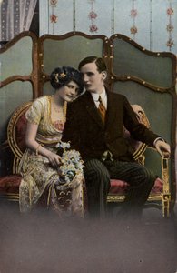 Muž a žena s kyticí květin od English Photographer