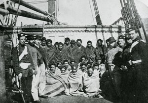 Maorští vězni na palubě vězeňského vraku ve Wellington Harbour, 1866 od English Photographer