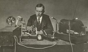 Marconi s raným bezdrátovým zařízením (černobílá fotografie) od English Photographer