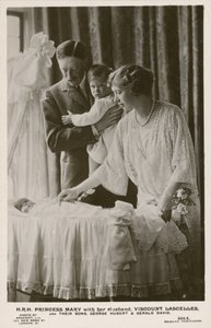 Mary, princezna Royal a její manžel, vikomt Lascelles, se svými syny, Georgem a Geraldem (černobílá fotografie) od English Photographer