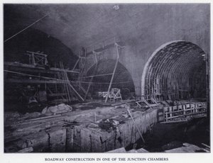 Mersey Tunnel: Stavba vozovky v jedné z křižovatkových komor (černobílá fotografie) od English Photographer