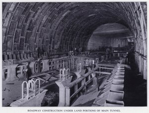 Tunel Mersey: Výstavba vozovky pod pozemními částmi hlavního tunelu (černobílá fotografie) od English Photographer