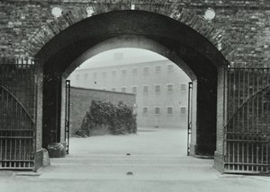 Vězení Millbank: podloubí, vchod, 1885 od English Photographer