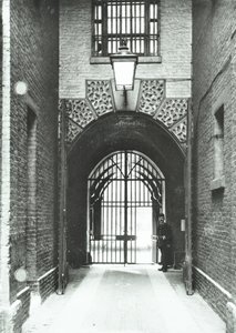 Millbank Prison: hlavní průchod, Warden Barnard ve dveřích, 1885 od English Photographer