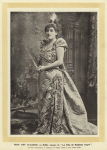 Slečna Amy Augarde, jako Mdlle Lange, v La Fille de Madame Angot