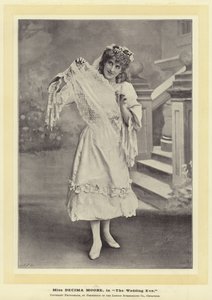 Slečna Decima Mooreová, v knize The Wedding Eve (Předvečer svatby)