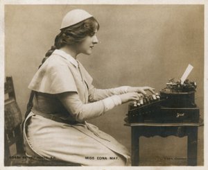 Slečna Edna Mayová, u psacího stroje od English Photographer