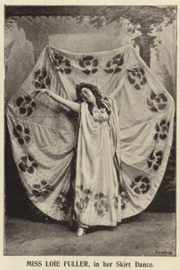 Slečna Loie Fullerová ve svém Tanci v sukni od English Photographer