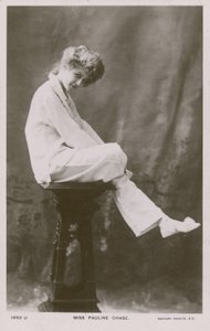 Slečna Pauline Chaseová v pyžamovém obleku od English Photographer