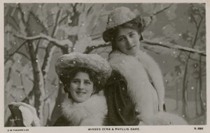 Slečny Zena a Phyllis Dareovy od English Photographer