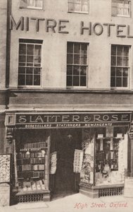 Mitre Hotel a Slatter and Rose, High Street, Oxford (černobílá fotografie) od English Photographer
