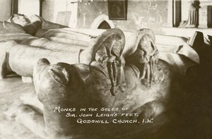 Mniši v podrážkách nohou sira Johna Leigha, kostel Godshill, ostrov Wight, Anglie (čb fotografie) od English Photographer