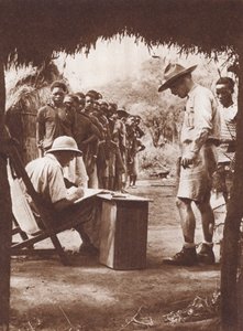 Domorodí pracovníci ve frontě na výplatu v africké buši (č/b foto) od English Photographer