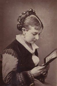 Nelly Power od English Photographer
