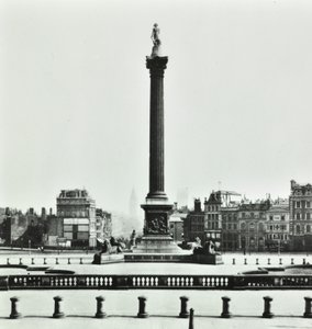 Nelsons Column, Trafalgar Square, Westminster LB: při pohledu na jih od Národní galerie, 1870 od English Photographer