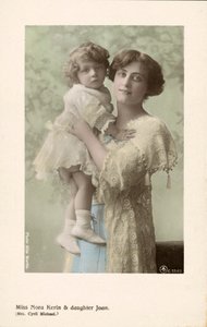 Nora Kerin, anglická divadelní herečka a její dcera Joan (barevné foto) od English Photographer