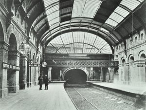 Stanice metra Notting Hill Gate: pohled na nástupiště a trať, 1868 od English Photographer